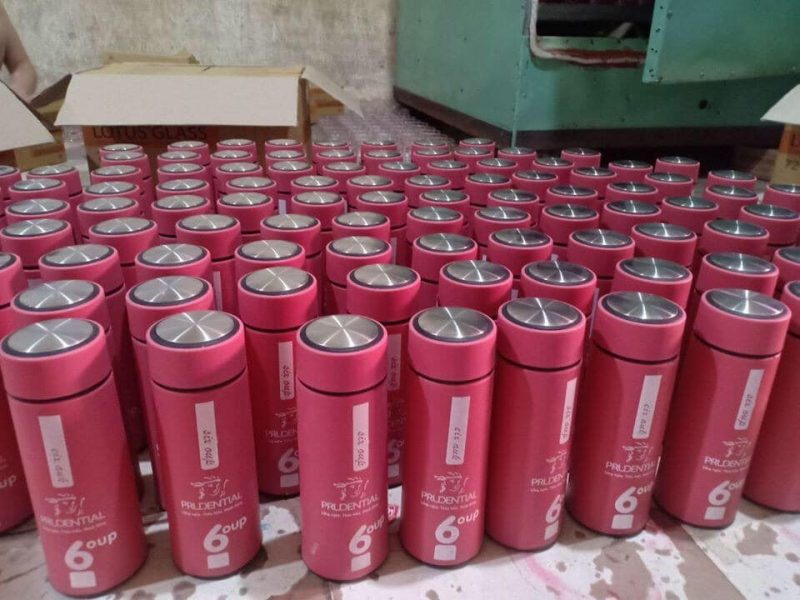 bình đựng nước trong logo làm quà tặng doanh nghiệp giá rẻ 