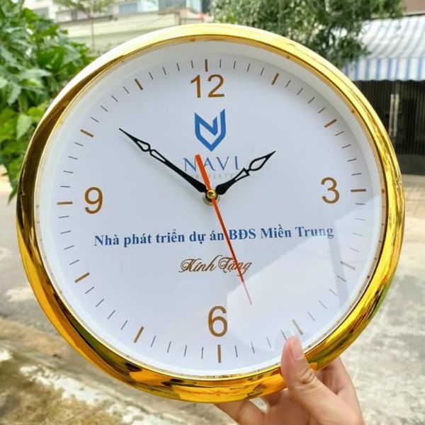 Các yếu tố ảnh hưởng đến giá đồng hồ treo tường in logo