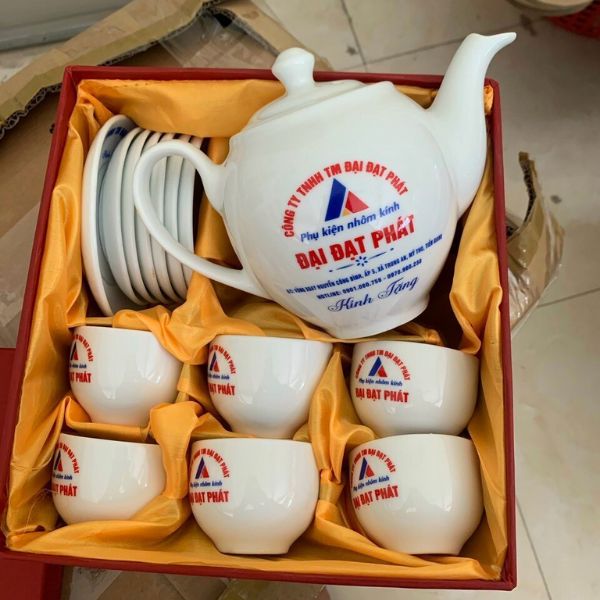 Lợi ích khi in logo lên bộ ấm chén Bát Tràng