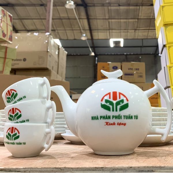 Những dịp nên tặng bộ ấm chén Bát Tràng in logo