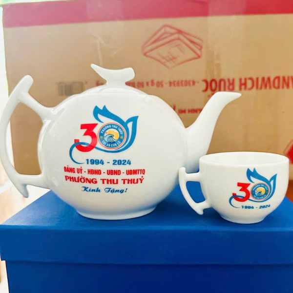 Quà tặng ấm chén in logo giá tại xưởng là gì