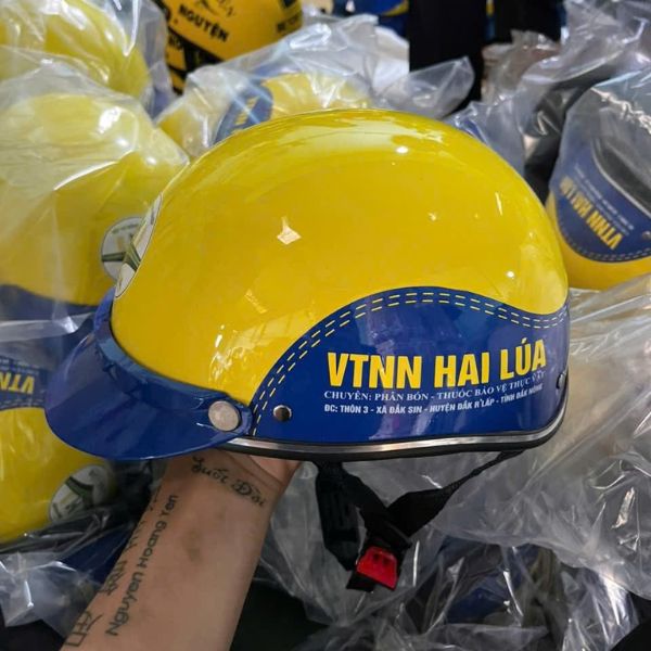 Quy trình làm mũ bảo hiểm theo yêu cầu tại Quà Tặng Thiên Việt
