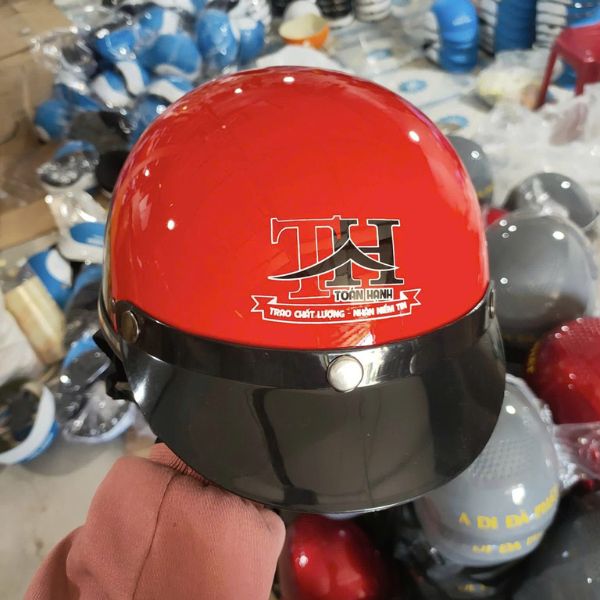 Cách chọn mẫu mũ bảo hiểm phù hợp để in logo làm quà Tết