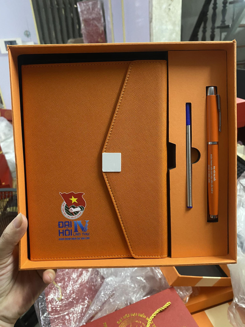 Sổ da và bút ký in logo