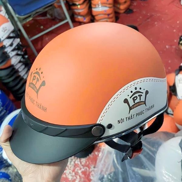 xuong-san-xuat-mu-bao-hiem-qua-tang-tet-03 Lợi ích khi đặt mũ bảo hiểm in logo làm quà Tết tại Thiên Việt