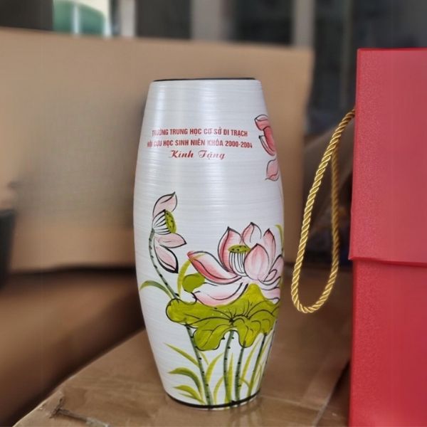 Tại sao nên chọn lọ hoa in logo làm quà tặng doanh nghiệp