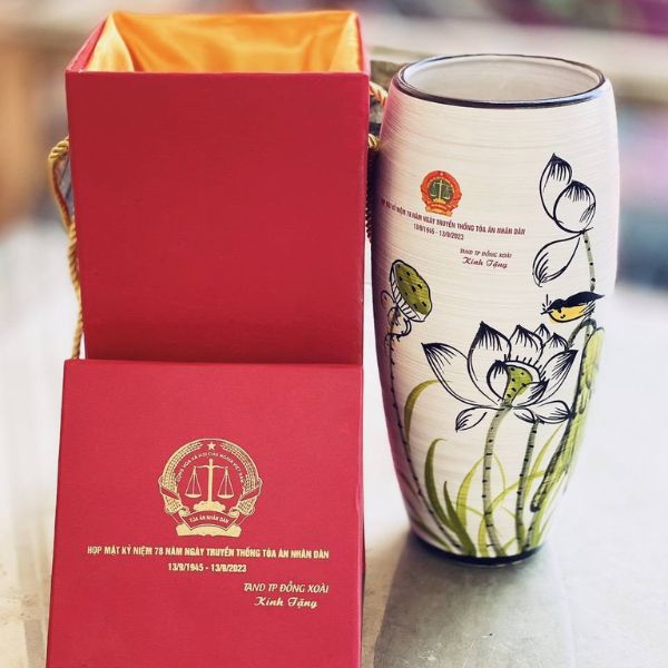 Gợi ý các dịp thích hợp để tặng lọ hoa in logo