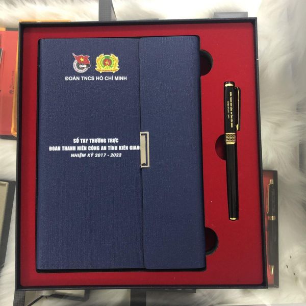 Sổ da cao cấp + Lịch để bàn + Bút ký in logo