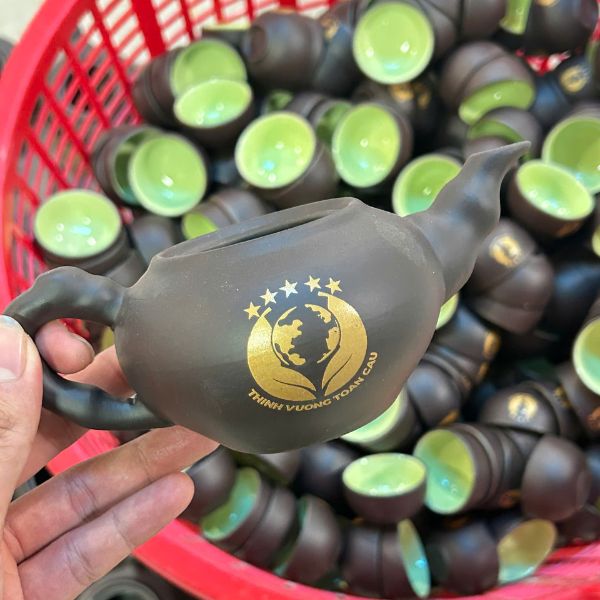 Ý nghĩa khi chọn ấm chén quà tặng in logo Tết