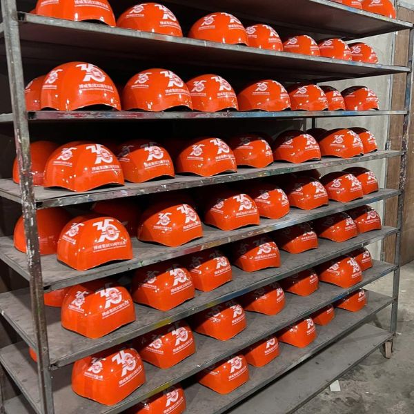 Những yếu tố ảnh hưởng đến giá nón bảo hiểm quảng cáo