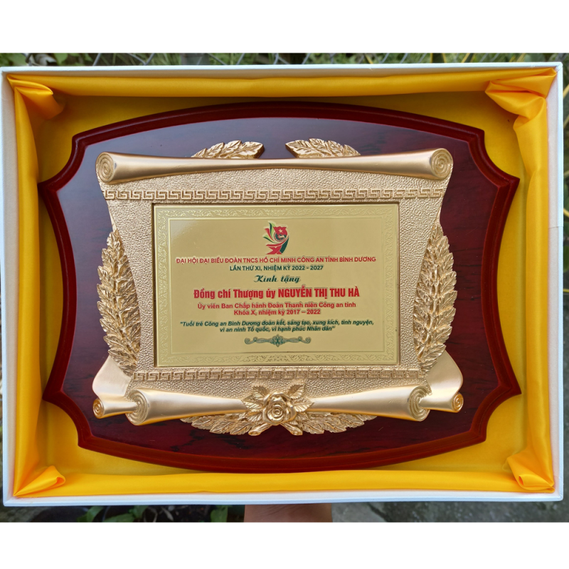 Vì sao nên đặt kỷ niệm chương gỗ đồng tại Quà Tặng Thiên Việt