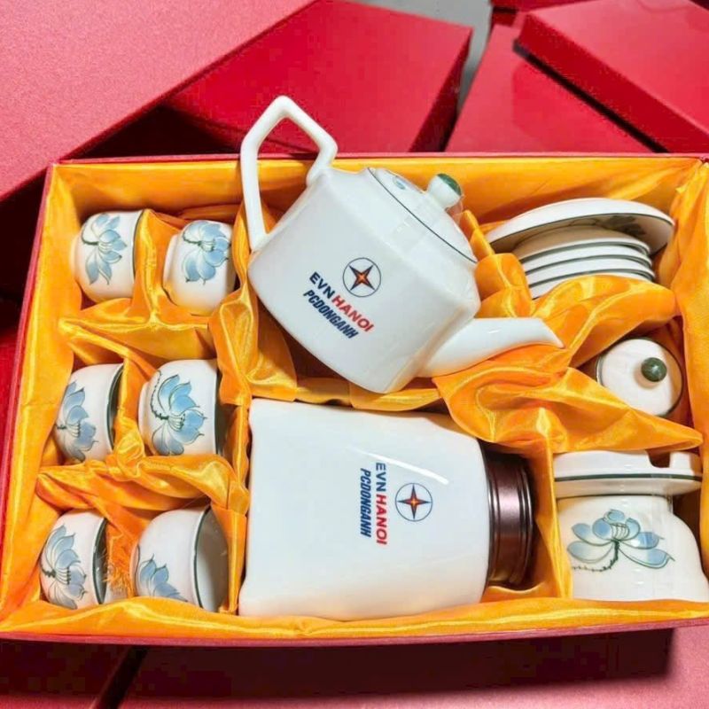 Ấm Chén Bát Tràng In Logo Theo Yêu Cầu - Quà Tặng Thiên Việt Vì sao ấm chén Bát Tràng in logo được chọn làm quà tặng doanh nghiệp