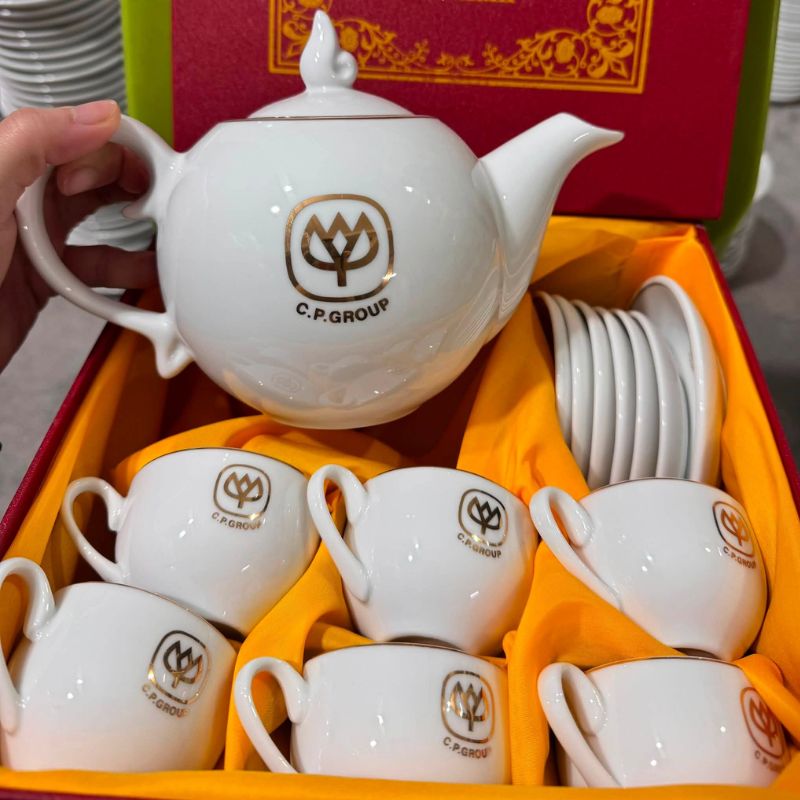 Ấm Chén Bát Tràng In Logo Theo Yêu Cầu - Quà Tặng Thiên Việt Ấm chén sứ Bát Tràng in logo được trang trí như thế nào
