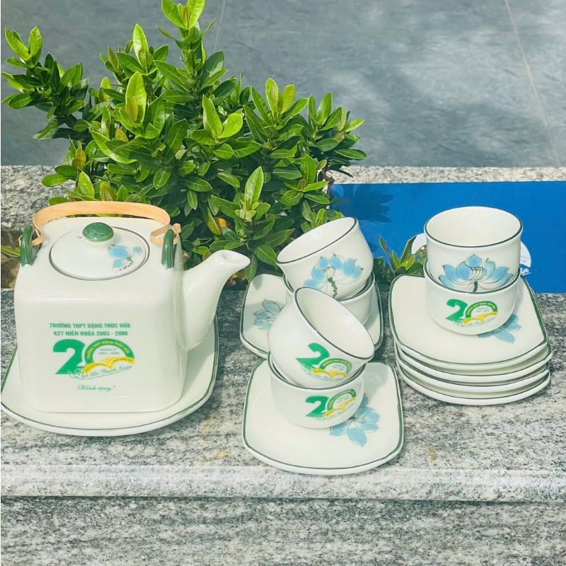 Chất liệu ảnh hưởng thế nào đến giá ấm chén in logo