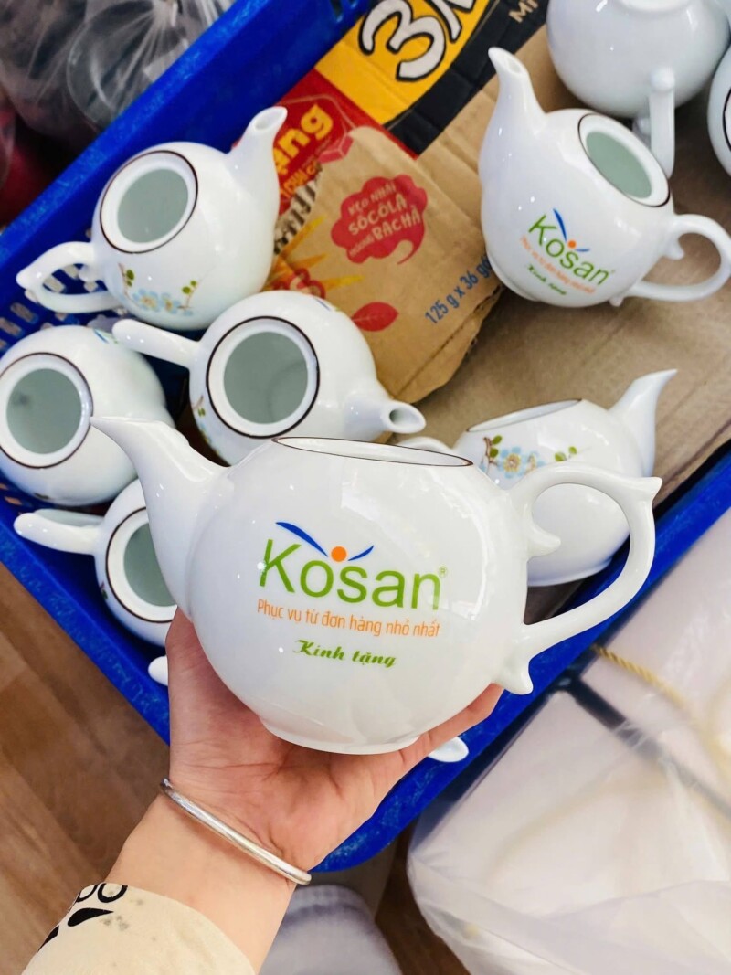 Xưởng Ấm Chén In Logo: Kinh Nghiệm Chọn Đơn Vị Sản Xuất - Quà Tặng Thiên Việt Những cách in logo lên ấm chén phổ biến